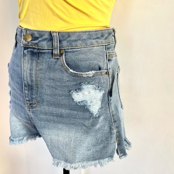 NWT Women’s Vanilla Star High Rise Frayed Repreve Denim Shorts - Picture 2 of 8